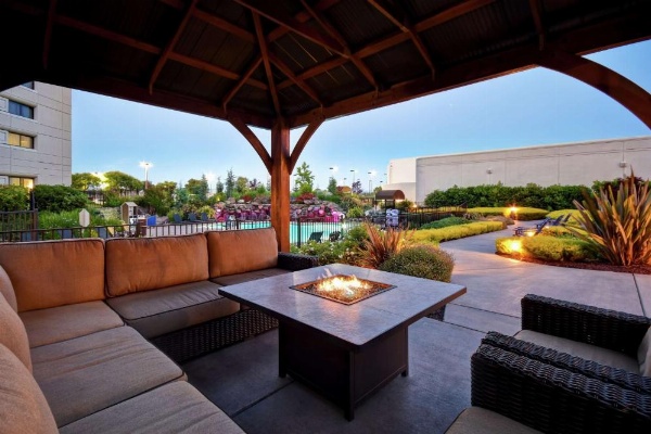 DoubleTree By Hilton Hotel Pleasanton At The Club image 8